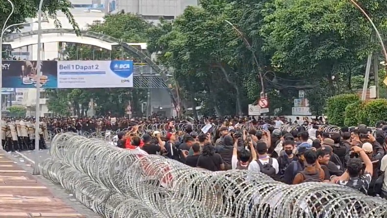 title Demo Tolak Revisi UU TNI di Surabaya Ricuh, Massa Lempar Molotov dan Batu ke Polisi Demo Tolak Revisi UU TNI di Surabaya Ricuh, Massa Lempar Molotov dan Batu ke Polisi