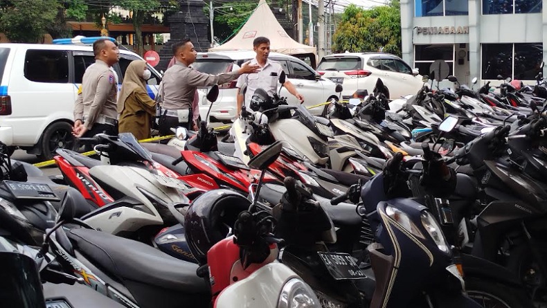 title Bawa Dokumen Kendaraan, Mahasiswa Datangi Polresta Malang Ambil Motor yang Diangkut Polisi Bawa Dokumen Kendaraan, Mahasiswa Datangi Polresta Malang Ambil Motor yang Diangkut Polisi