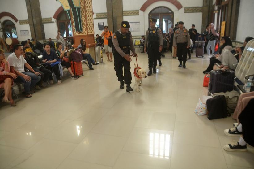 Pengamanan Posko Angkutan Lebaran 2025 di Stasiun Semarang Tawang - Bagian 1