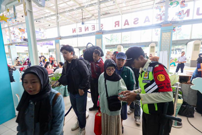 Suasana Stasiun Pasar Senen Dipadati Pemudik H-5 Jelang Idul Fitri 1446 H - Bagian 2