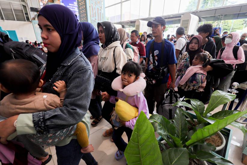 Suasana Stasiun Pasar Senen Dipadati Pemudik H-5 Jelang Idul Fitri 1446 H - Bagian 3