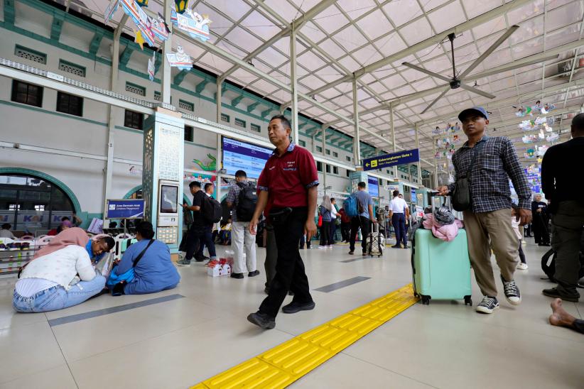 Suasana Stasiun Pasar Senen Dipadati Pemudik H-5 Jelang Idul Fitri 1446 H - Bagian 4