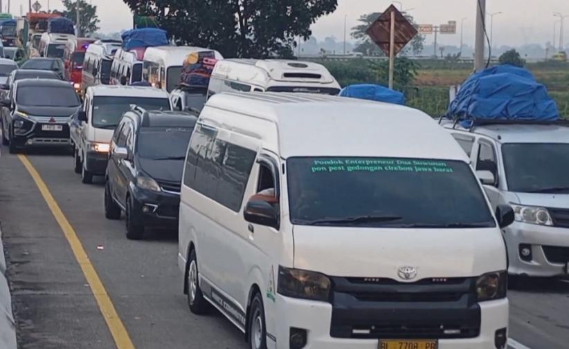 title Mudik Lebaran H-5, Tol Pejagan Kembali Terjadi Antrean Kendaraan, Ini Pemicunya Mudik Lebaran H-5, Tol Pejagan Kembali Terjadi Antrean Kendaraan, Ini Pemicunya