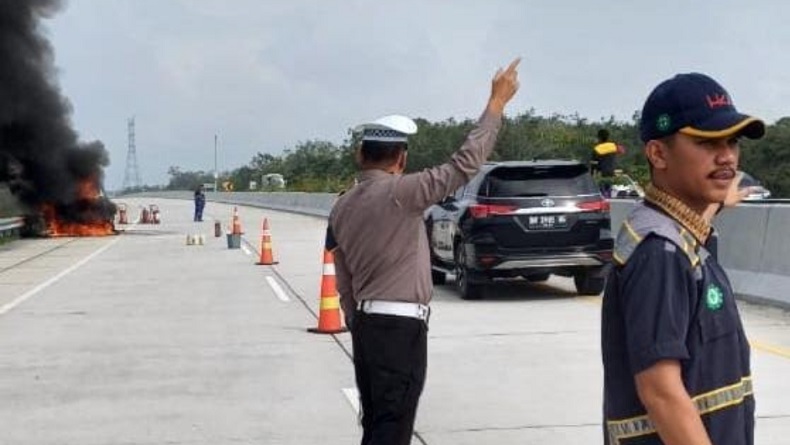 title Mobil Pajero Terbakar di Tol Pekanbaru Bangkinang, Api Berasal dari Kap Mesin Mobil Pajero Terbakar di Tol Pekanbaru Bangkinang, Api Berasal dari Kap Mesin