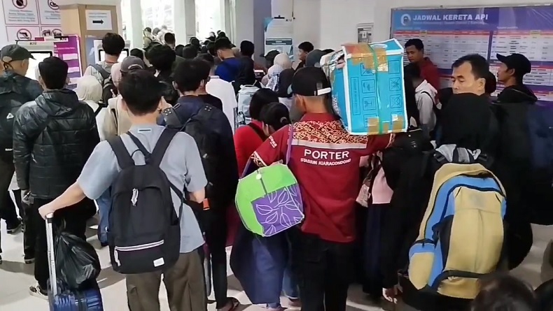 H-5 Lebaran, Stasiun Kiaracondong Bandung sejak Pagi Dipadati Ribuan Pemudik