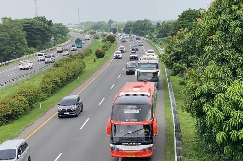 Suasana Tol Cipali Padat Merayap Didominasi Pemudik dari Jakarta - Bagian 3