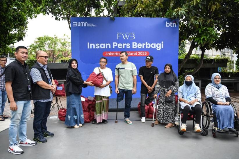 BTN dan Insan Pers Bagikan Ratusan Sembako untuk Masyarakat Membutuhkan - Bagian 4