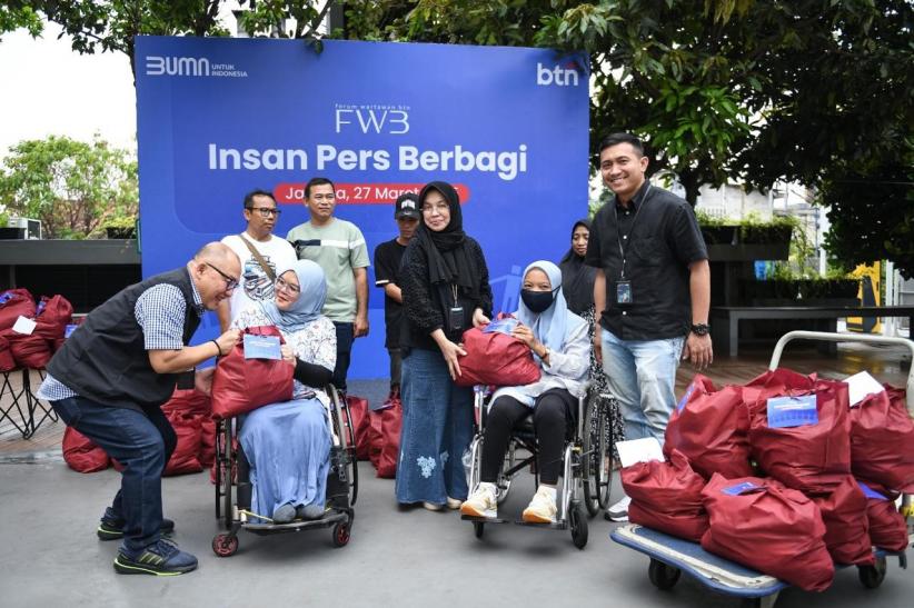 BTN dan Insan Pers Bagikan Ratusan Sembako untuk Masyarakat Membutuhkan - Bagian 2