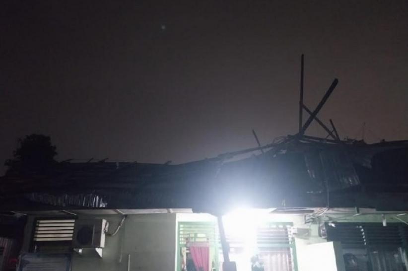 Angin Puting Beliung Terjang Padang, Atap 18 Rumah di Asrama TNI Beterbangan