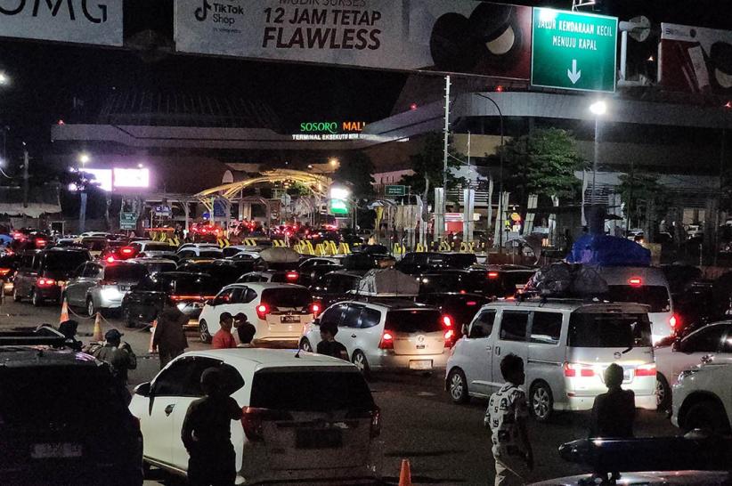 Antrean Panjang Kendaraan hingga Depan Dermaga Eksekutif Pelabuhan Merak - Bagian 1