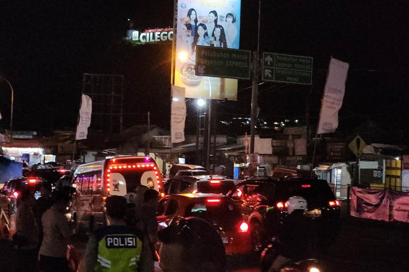 Antrean Panjang Kendaraan hingga Depan Dermaga Eksekutif Pelabuhan Merak - Bagian 2