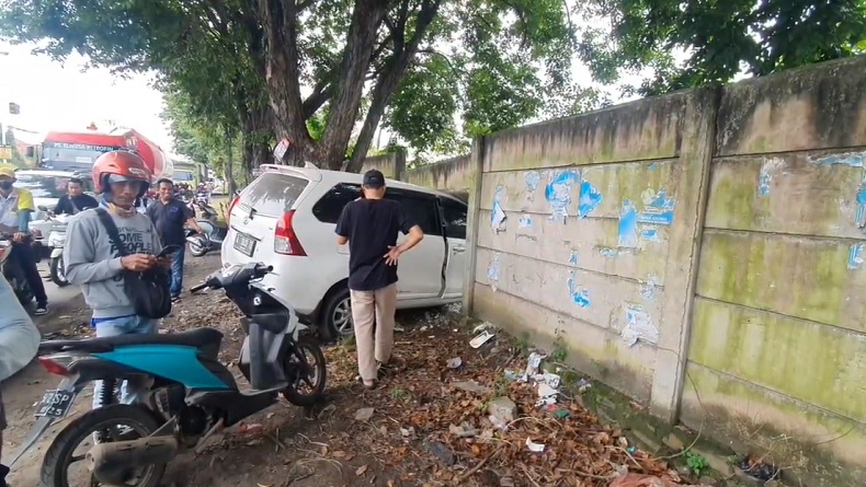 Toyota Avanza Keluar Jalur di Cilegon, Tabrak 2 Kendaraan dan Pagar Beton