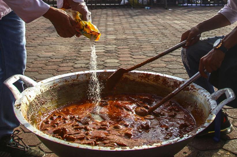 Bukan Setingan, Warga Palembang Masak 300 Kg Rendang dan 1 Ton Ayam Kecap - Bagian 2
