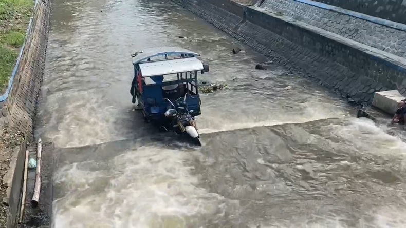 title Penampakan Motor Pedagang Sayur di Jombang Usai Ditabrak Toyota Innova, Nyemplung ke Sungai Penampakan Motor Pedagang Sayur di Jombang Usai Ditabrak Toyota Innova, Nyemplung ke Sungai
