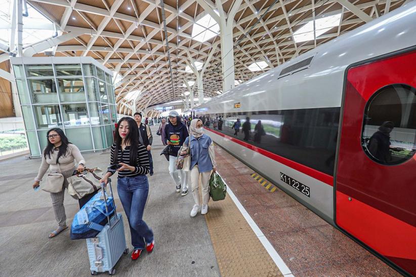 Pemudik Membeludak, Pulang Kampung Naik Kereta Cepat Whoosh  - Bagian 5