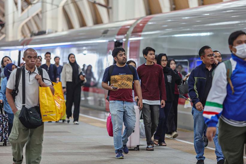 Pemudik Membeludak, Pulang Kampung Naik Kereta Cepat Whoosh  - Bagian 3