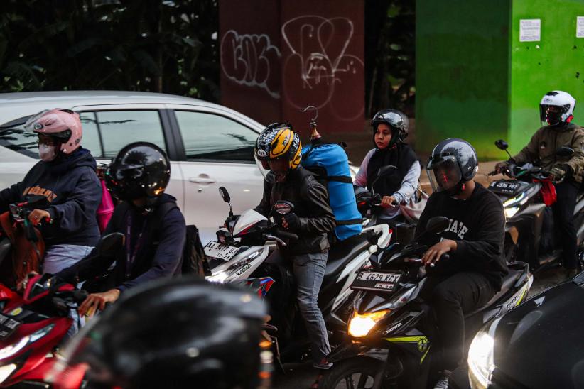 Puncak Arus Mudik dengan Motor Hari Ini, Jalan Raya Kalimalang Macet Panjang - Bagian 5