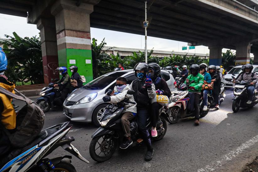 Puncak Arus Mudik dengan Motor Hari Ini, Jalan Raya Kalimalang Macet Panjang - Bagian 7