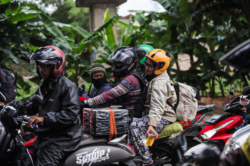 Puncak Arus Mudik dengan Motor Hari Ini, Jalan Raya Kalimalang Macet Panjang - Bagian 1