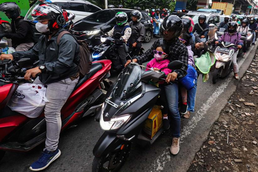 Puncak Arus Mudik dengan Motor Hari Ini, Jalan Raya Kalimalang Macet Panjang - Bagian 2