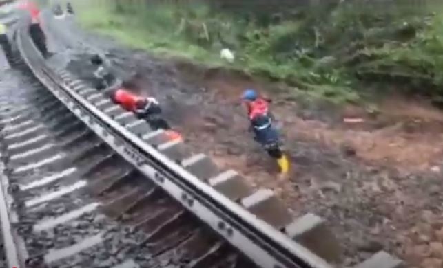 title Rel Longsor di Tasikmalaya, Perjalanan Kereta Api via Jalur Selatan Lumpuh Total Rel Longsor di Tasikmalaya, Perjalanan Kereta Api via Jalur Selatan Lumpuh Total