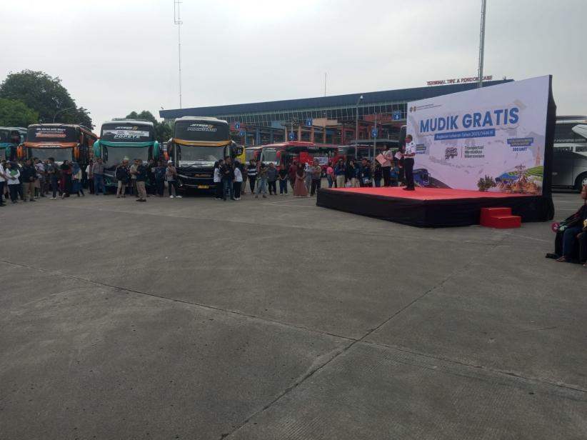 Menhub Dudy Purwagandhi Lepas Keberangkatan Mudik Gratis Kemenhub - Bagian 3