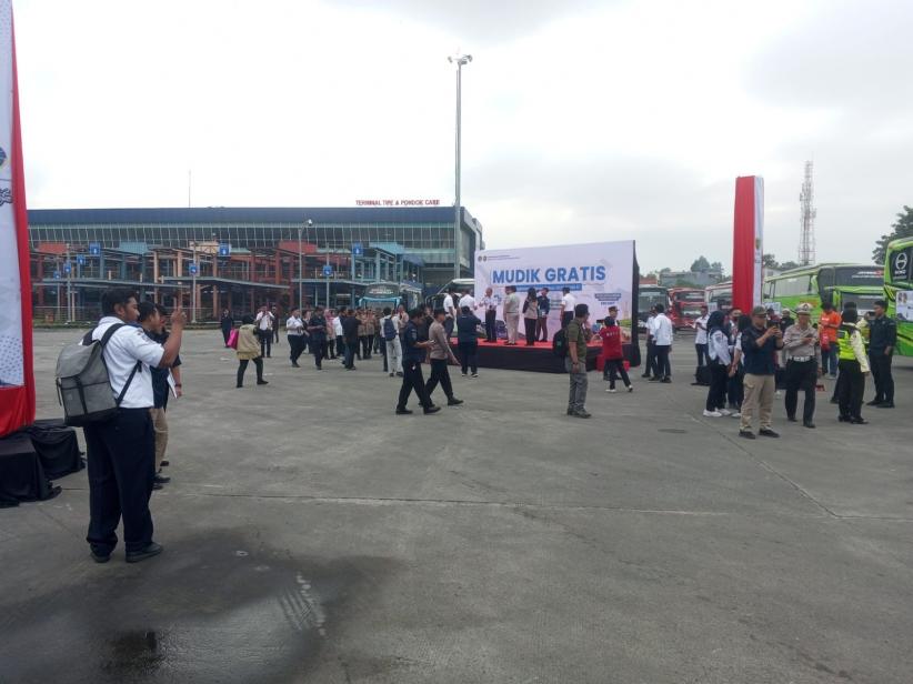 Menhub Dudy Purwagandhi Lepas Keberangkatan Mudik Gratis Kemenhub - Bagian 2