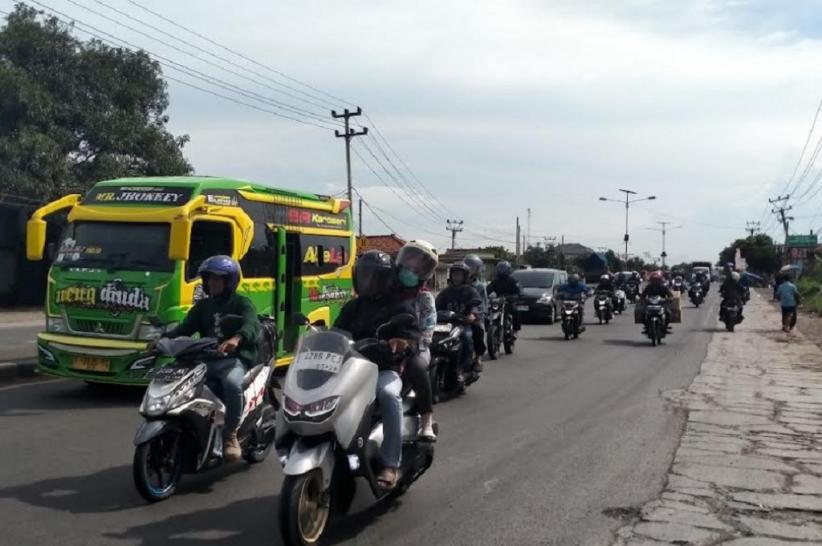title H-2 Lebaran, Jalur Pantura Indramayu Padat Kendaraan Imbas One Way di Tol Cipali H-2 Lebaran, Jalur Pantura Indramayu Padat Kendaraan Imbas One Way di Tol Cipali