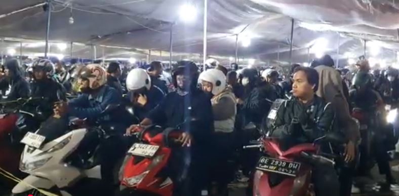 title Diguyur Hujan Deras, Ribuan Pemudik Motor Menumpuk di Pelabuhan Ciwandan Banten Diguyur Hujan Deras, Ribuan Pemudik Motor Menumpuk di Pelabuhan Ciwandan Banten