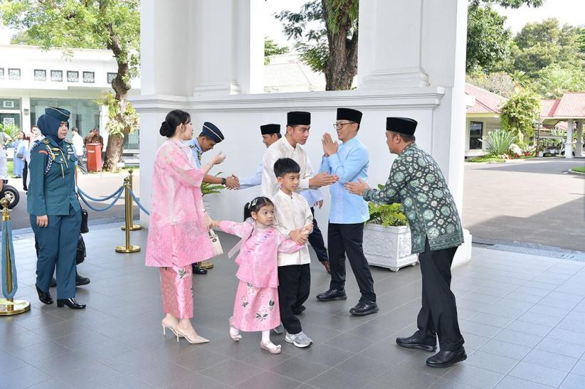 Potret Kompak Keluarga Wapres Gibran Berbusana Serasi saat Open House di Istana - Bagian 3