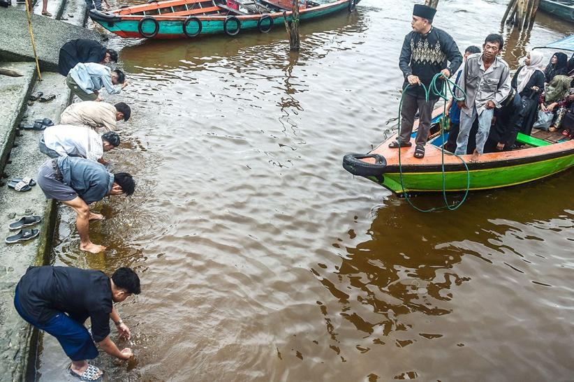 Potret Ribuan Umat Muslim Palembang Salat Idulfitri di Jembatan Ampera - Bagian 3