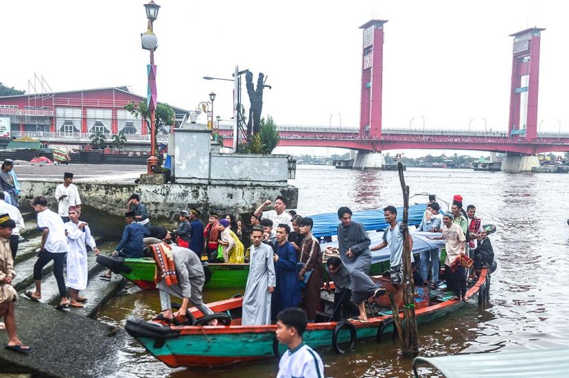 Potret Ribuan Umat Muslim Palembang Salat Idulfitri di Jembatan Ampera - Bagian 4