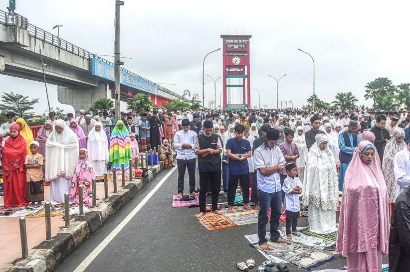Potret Ribuan Umat Muslim Palembang Salat Idulfitri di Jembatan Ampera - Bagian 2