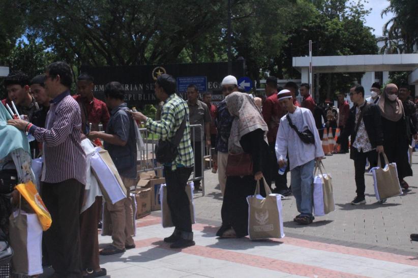Antusiasme Warga Rela Antre Panjang Demi Bisa Bersalaman dengan Presiden Prabowo - Bagian 3