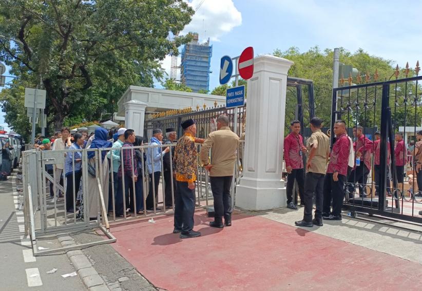 Antusiasme Warga Rela Antre Panjang Demi Bisa Bersalaman dengan Presiden Prabowo - Bagian 4