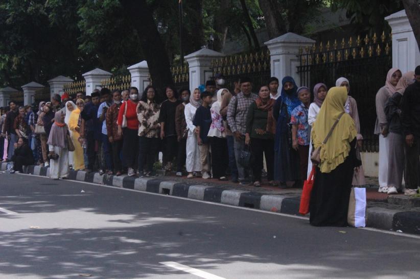 Antusiasme Warga Rela Antre Panjang Demi Bisa Bersalaman dengan Presiden Prabowo - Bagian 2