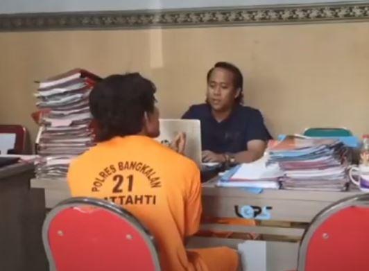 title Pedagang Nasi Bebek Tewas Dibunuh Teman Depan Istri di Bangkalan saat Naik Motor Pedagang Nasi Bebek Tewas Dibunuh Teman Depan Istri di Bangkalan saat Naik Motor