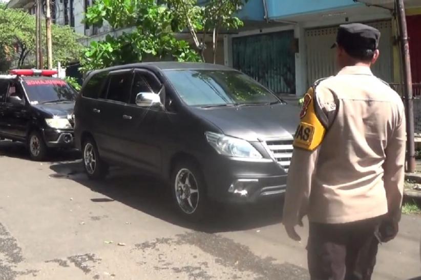 title Identitas Sejoli Tewas dalam Mobil di Surabaya, Kondisi Mesin dan AC Menyala Identitas Sejoli Tewas dalam Mobil di Surabaya, Kondisi Mesin dan AC Menyala