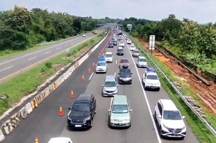 title Hari Kedua Lebaran, Tol Palikanci Padat Merayap Didominasi Mobil Pribadi Hari Kedua Lebaran, Tol Palikanci Padat Merayap Didominasi Mobil Pribadi