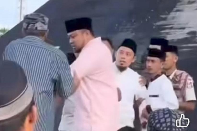 title Viral Panitia dan Jemaah Salat Id di Lapangan Karebosi Makassar Nyaris Bentrok Viral Panitia dan Jemaah Salat Id di Lapangan Karebosi Makassar Nyaris Bentrok