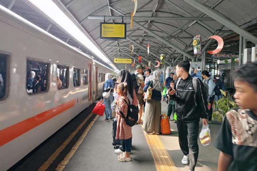75.483 Pemudik Naik Kereta Api selama Lebaran di Wilayah Daop 8 Surabaya