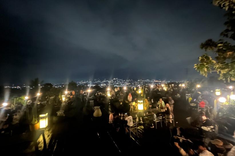 Menikmati Kopi Sambil Melihat Pemandangan Gemerlap Kota Bogor - Bagian 1