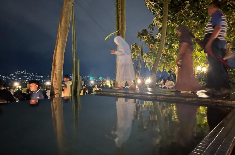 Menikmati Kopi Sambil Melihat Pemandangan Gemerlap Kota Bogor - Bagian 2