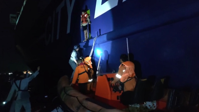 Kapal Bawa 17 ABK Terbakar Hebat di Perairan Banten, Api Berasal dari Dek 