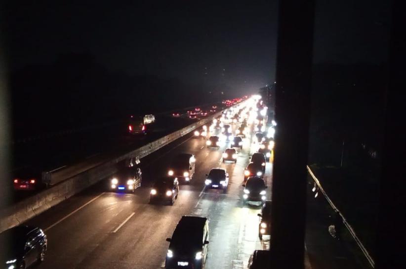 Pemudik Pilih Balik ke Jakarta pada Malam Hari, Tol Japek Macet Panjang - Bagian 2