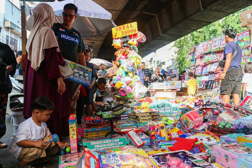 Pedagang Ungkap Penjualan Mainan Anak di Pasar Asemka Turun  - Bagian 3
