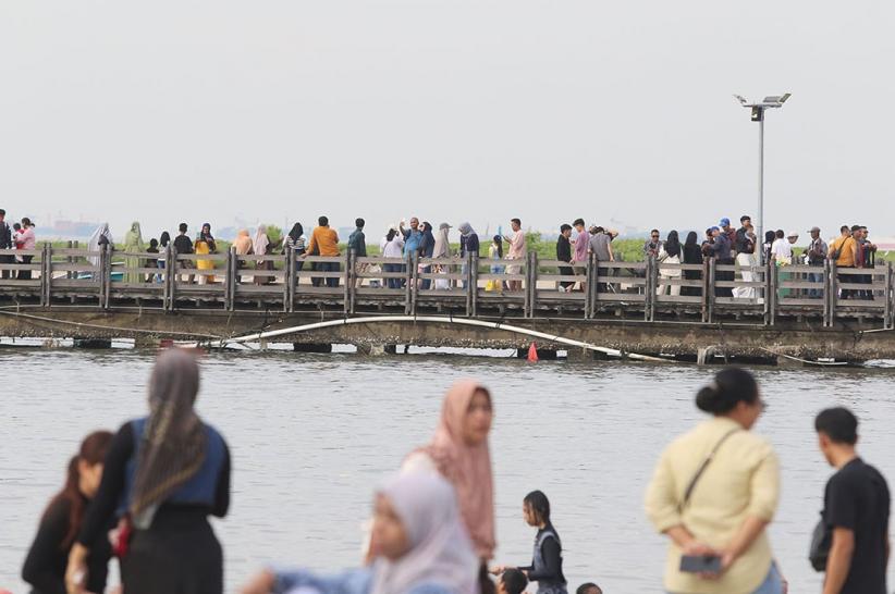 Penampakan dari Udara Pantai Ancol Dipadati Ribuan Wisatawan - Bagian 4