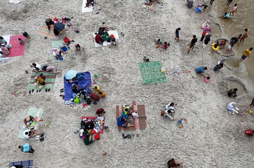 Penampakan dari Udara Pantai Ancol Dipadati Ribuan Wisatawan - Bagian 3