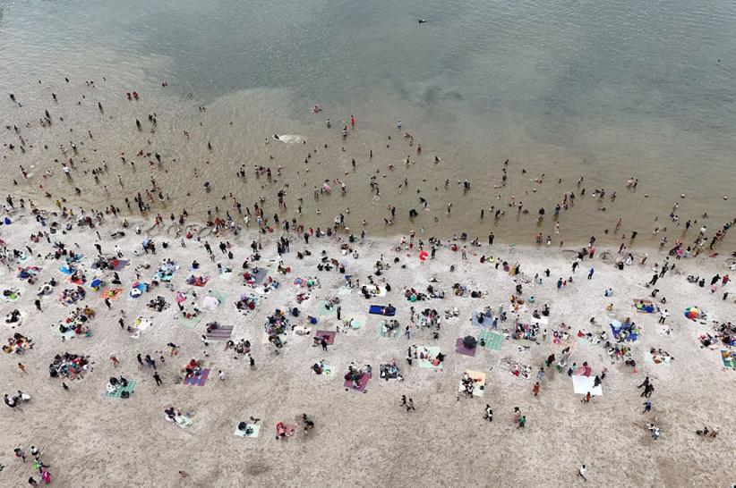 Penampakan dari Udara Pantai Ancol Dipadati Ribuan Wisatawan - Bagian 1
