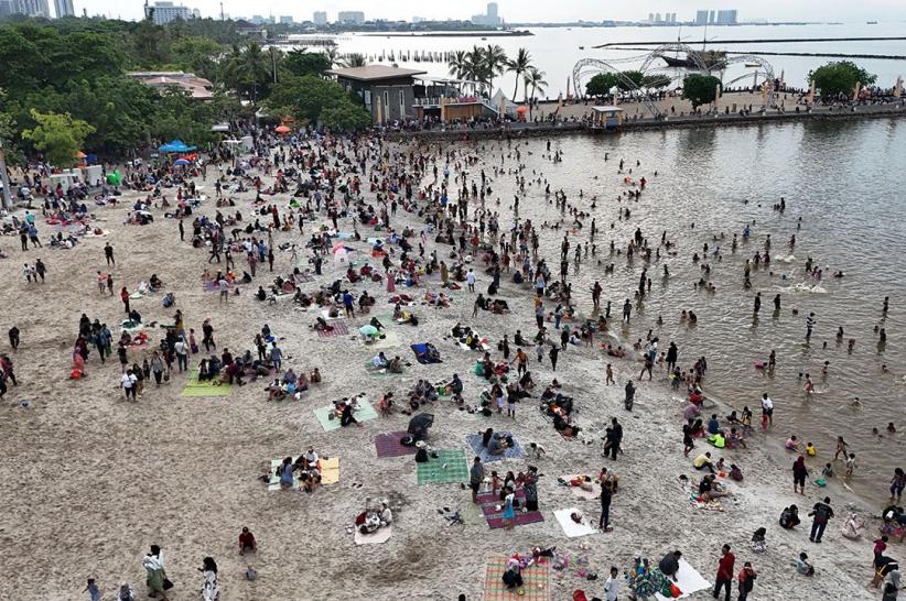 Penampakan dari Udara Pantai Ancol Dipadati Ribuan Wisatawan - Bagian 2